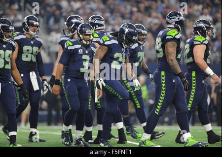 1. November 2015: Seattle Seahawks quarterback Russell Wilson #3 und Seattle Seahawks Runningback Marshawn Lynch #24 während der NFL Football-Spiel zwischen den Seattle Seahawks und die Dallas Cowboys im AT&T Stadium in Arlington, TX Seattle besiegte Dallas 13-12 Albert Pena/CSM Stockfoto