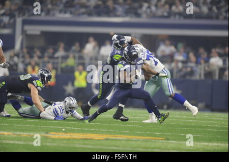 1. November 2015: Seattle Seahawks Runningback Marshawn Lynch #24 stürzte für 71 Yards in einem NFL-Football-Spiel zwischen den Seattle Seahawks und die Dallas Cowboys im AT&T Stadium in Arlington, TX Seattle besiegte Dallas 13-12 Albert Pena/CSM Stockfoto