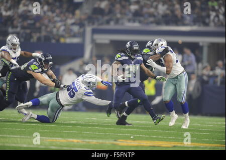 1. November 2015: Seattle Seahawks Runningback Marshawn Lynch #24 stürzte für 71 Yards in einem NFL-Football-Spiel zwischen den Seattle Seahawks und die Dallas Cowboys im AT&T Stadium in Arlington, TX Seattle besiegte Dallas 13-12 Albert Pena/CSM Stockfoto
