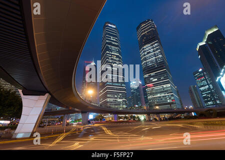 Shanghai, China - 30. September 2015: Lujiazui Geschäftsviertel von Shanghai in der Nacht. Stockfoto