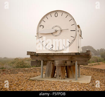 Historische Uhr konfrontiert Flut gauge, seltene maritime Instrument zur Messung der Tiefe des Meerwassers, Versand, Port Germein SA unterstützen Stockfoto