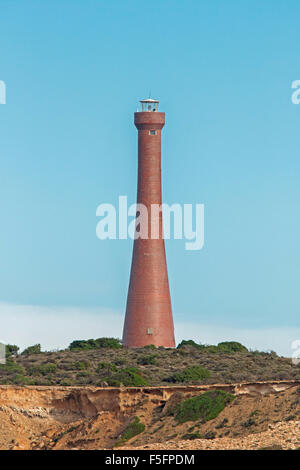 Ungewöhnliche & elegant aus rotem Backstein Troubridge Hill Leuchtturm erhebt sich über niedrige grüne Vegetation zu blauen Himmel auf Yorke Peninsula South Australia Stockfoto