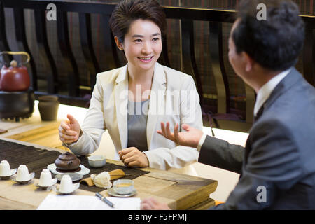 Unternehmer diskutieren in der Teestube Stockfoto