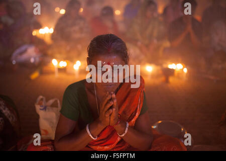 Dhaka, Bangladesch. 3. November 2015. Anhänger besuchen Gebet mit brennendem Weihrauch und leichte Öl-Lampen vor Pause Fasten während eines religiösen Festes Rakher Upabash in Narayangonj genannt. Bengali Leute des hinduistischen Glaubens in Bangladesch sitzen im Gebet feiern im 18. Jahrhundert hinduistischen Heiligen Baba Lokenath mit "Rakher Upobas" Gebet und Fastentag jedes Jahr Tausende von hinduistischen Anhänger versammeln sich vor Shri Shri Lokenath Ramakrishna Ashram Tempel für das Kartik Brati oder Rakher Upobash religiöse fest in Barodi, in der Nähe von Dhaka, Bangladesh. Bildnachweis: Zakir Hossain Chowdhury Zakir/Alamy Live-Nachrichten Stockfoto