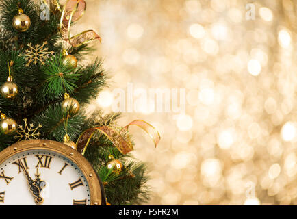 Weihnachtsbaum mit Retro-Ziffernblatt Stockfoto