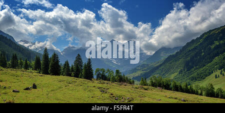 Schöne Aussicht vom Gipfel des Berges übergeben. Alpen, Europa. Stockfoto