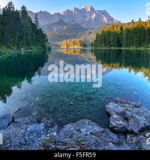 Fantastischen Sonnenuntergang am Berg See Eibsee, befindet sich in Bayern, Deutschland. Dramatische ungewöhnliche Szene. Alpen, Europa. Stockfoto