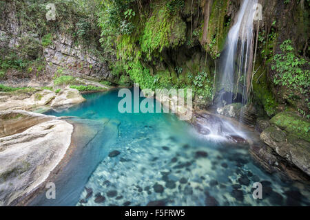 Kleine Wasserfälle münden in azurblaue Wasserbecken am Puente de Dios in der Nähe von Tamasopo, San Luis Potosi, Mexiko. Stockfoto