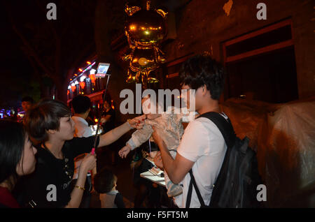 Peking, Peking, CHN, China. 22. Mai 2015. Peking, CHINA - 22. Mai 2015: (Nur zur redaktionellen Verwendung. CHINA aus) Sommernacht in Nanluoguxiang und Shichahai. Vierecke und Bars gibt es überall. © SIPA Asien/ZUMA Draht/Alamy Live-Nachrichten Stockfoto