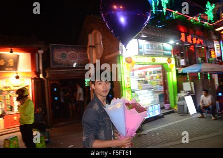 Peking, Peking, CHN, China. 22. Mai 2015. Peking, CHINA - 22. Mai 2015: (Nur zur redaktionellen Verwendung. CHINA aus) Sommernacht in Nanluoguxiang und Shichahai. Vierecke und Bars gibt es überall. © SIPA Asien/ZUMA Draht/Alamy Live-Nachrichten Stockfoto