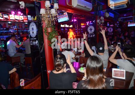 Peking, Peking, CHN, China. 22. Mai 2015. Peking, CHINA - 22. Mai 2015: (Nur zur redaktionellen Verwendung. CHINA aus) Sommernacht in Nanluoguxiang und Shichahai. Vierecke und Bars gibt es überall. © SIPA Asien/ZUMA Draht/Alamy Live-Nachrichten Stockfoto