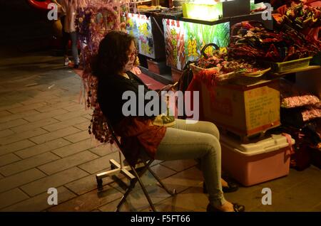 Peking, Peking, CHN, China. 22. Mai 2015. Peking, CHINA - 22. Mai 2015: (Nur zur redaktionellen Verwendung. CHINA aus) Sommernacht in Nanluoguxiang und Shichahai. Vierecke und Bars gibt es überall. © SIPA Asien/ZUMA Draht/Alamy Live-Nachrichten Stockfoto