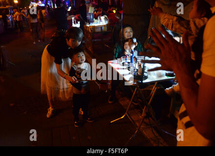 Peking, Peking, CHN, China. 22. Mai 2015. Peking, CHINA - 22. Mai 2015: (Nur zur redaktionellen Verwendung. CHINA aus) Sommernacht in Nanluoguxiang und Shichahai. Vierecke und Bars gibt es überall. © SIPA Asien/ZUMA Draht/Alamy Live-Nachrichten Stockfoto