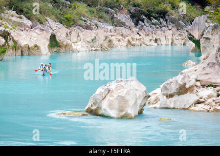 Touristen kehren von der Beobachtung der Tamul-Wasserfälle auf dem azurblauen Tampaon River in der Huasteca Potosina Gegend von San Luis Potosi, Mexiko, zurück. Stockfoto