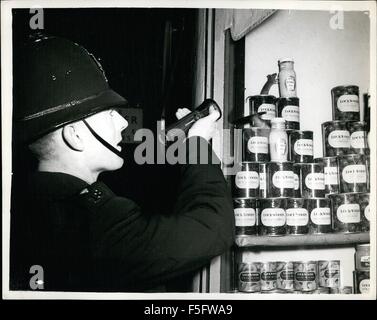 1952 - das Kupfer macht eine echte "Cop": die Maus verursacht solche Mühe: Horsham, Sussex Polizist Harry Croydon hat ein Foto ein Foto in 1 Million, wenn er hieß um ein Geräusch in einem Lebensmittelladen zu untersuchen und entdeckt eine Maus. Niemand nicht einmal seine Kollegen Polizisten ihm glauben würde, bis er ihnen dieses Foto für die zuvorkommende Maus posierte für ihn zeigte, bevor "festgehalten" durch die Ladenbesitzerin für er es geschafft, den Arm des Gesetzes entkommen. © Keystone Bilder USA/ZUMAPRESS.com/Alamy Live-Nachrichten Stockfoto