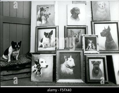 1952 - '' herab auf den Hund '': offensichtlich ist diese Galerie! Von der Bloodhound über den Bedger-Hund, der Foxterrier sind Hunde mit Rasse und Klasse hier gut vertreten. Nur das Tier Linksaußen fällt aus dem Rahmen: Er nahm seinen Platz in der Art, vielleicht zur Wache vor die Bilder seiner Freunde, vielleicht halten, um als Vorbild bewundert zu bekommen! Mit diesem Bild der Autor eines der ersten Preise in den Kodak-Dia-Wettbewerb gewonnen. © Keystone Bilder USA/ZUMAPRESS.com/Alamy Live-Nachrichten Stockfoto
