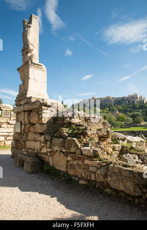 Tritonen Odeion des Agrippa. Antike Agora. Im Hintergrund ist die Akropolis und das Parthenon Stockfoto