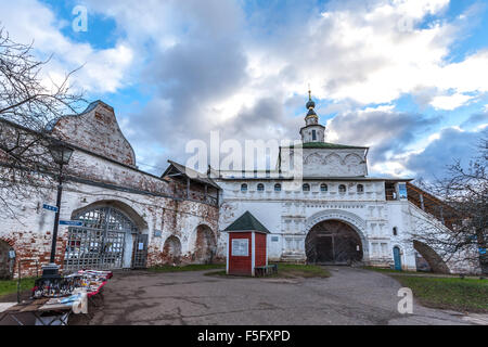 Pereslawl-Salesskij, Russland-3. November 2015: Gorizkij Kloster Dormitio, iView des Haupteingangs. Stockfoto
