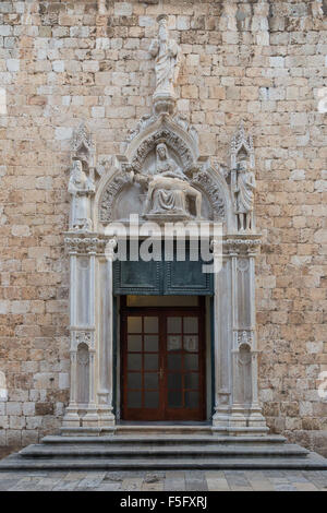 Tür und Statuen am Eingang das Franziskanerkloster in der Altstadt von Dubrovnik, Kroatien. Stockfoto