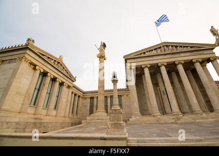 Akademie von Athen, an den Seiten sind zwei ionischen Säulen mit Statuen von Athene und Apollo Stockfoto