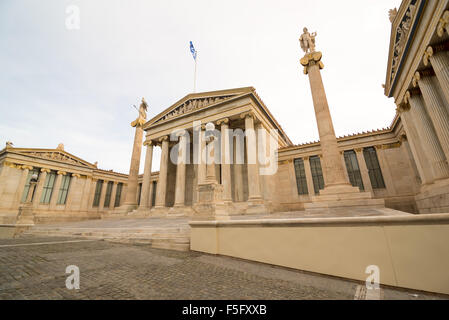 Akademie von Athen, an den Seiten sind zwei ionischen Säulen mit Statuen von Athene und Apollo Stockfoto