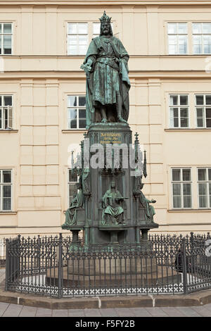 Statue von Kaiser Karl IV., neben Karlsbrücke (illuminierte am meisten), Prag, Tschechische Republik Stockfoto