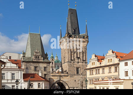 Türme, Kleinseite, Karlsbrücke zu überbrücken (illuminierte am meisten), Prag, Tschechische Republik Stockfoto