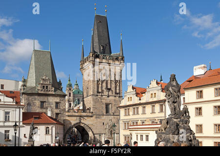 Türme, Kleinseite, Karlsbrücke zu überbrücken (illuminierte am meisten), Prag, Tschechische Republik Stockfoto