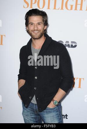 New York, NY, USA. 3. November 2015. Johnny Whitworth im Ankunftsbereich für SPOTLIGHT-Premiere, Directors Guild of America (DGA) Theater, New York, NY 3. November 2015. Bildnachweis: Dee Cercone/Everett Collection/Alamy Live-Nachrichten Stockfoto