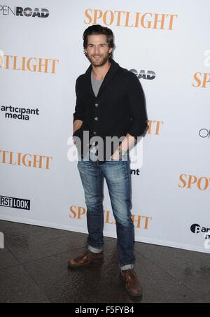 New York, NY, USA. 3. November 2015. Johnny Whitworth im Ankunftsbereich für SPOTLIGHT-Premiere, Directors Guild of America (DGA) Theater, New York, NY 3. November 2015. Bildnachweis: Dee Cercone/Everett Collection/Alamy Live-Nachrichten Stockfoto