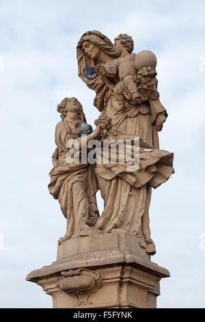 Statue, St. Anne mit Divino Infante, Karlsbrücke (illuminierte am meisten), Prag, Tschechische Republik Stockfoto