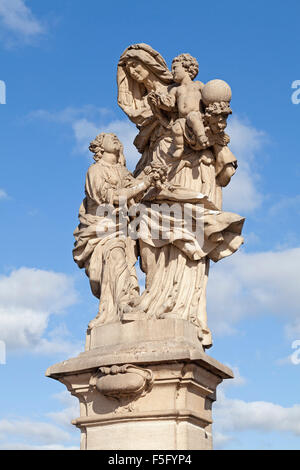 Statue, St. Anne mit Divino Infante, Karlsbrücke (illuminierte am meisten), Prag, Tschechische Republik Stockfoto