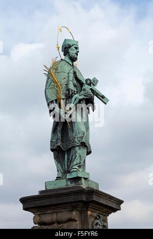 Statue, St. Johannes von Nepomuk, Karlsbrücke (illuminierte am meisten), Prag, Tschechische Republik Stockfoto
