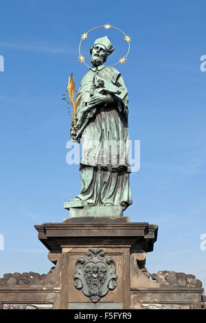 Statue, St. Johannes von Nepomuk, Karlsbrücke (illuminierte am meisten), Prag, Tschechische Republik Stockfoto