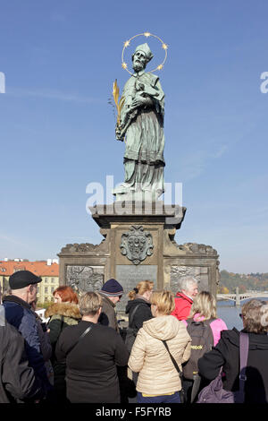 Statue, St. Johannes von Nepomuk, Karlsbrücke (illuminierte am meisten), Prag, Tschechische Republik Stockfoto