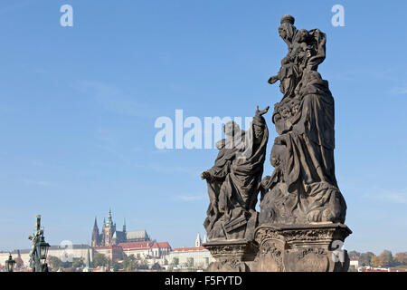 Statuen, Madonna, St. Dominic, St. Thomas von Aquin, Karlsbrücke (illuminierte am meisten), Prag, Tschechische Republik Stockfoto