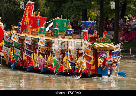 Drachenboot-Rennen in Xixi Wetland Park, Hangzhou, China während Drachenbootfest feiern am 20. Juni 2015. Stockfoto