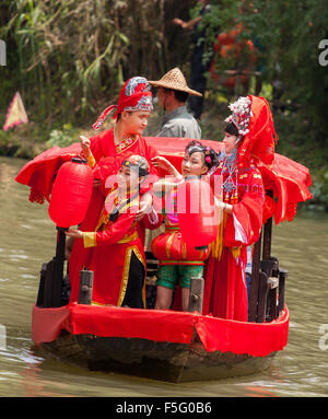 Chinesische Familie in roter Tracht während Dragon Boat Festival in Xixi Wetland Park in Hangzhou, China am 20. Juni 2015. Stockfoto