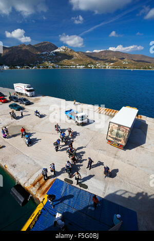 LKW und Fahrgäste an Bord einer Fähre in den Hafen von Livadi in Insel Serifos, Griechenland Stockfoto