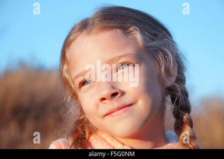 Porträt eines Mädchens mit Zöpfen Nahaufnahme im freien Stockfoto