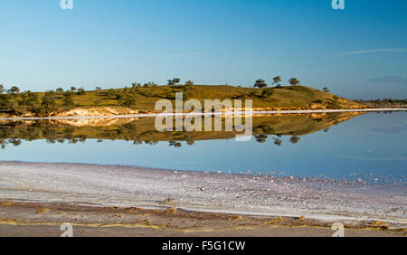 Panorama des australischen Outback See & Salz verkrustet Bank mit niedrigen Hügel & blaue Himmel spiegelt sich in der Spiegelfläche des Wassers bei Murray Sunset NAT Pk Stockfoto