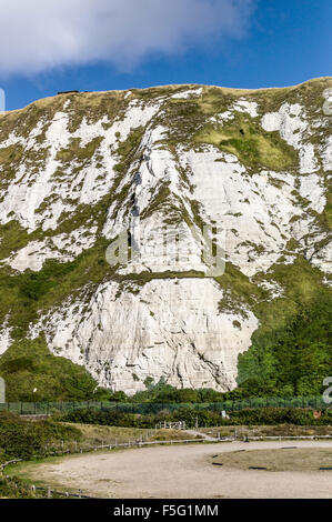 Kreidefelsen von Dover vom Meer entfernt, die Teil der North Downs im Königreich Stockfoto