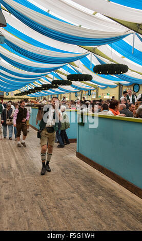 Tragen einer Last auf dem Oktoberfest in München, Deutschland Stockfoto