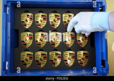 Datei - Datei Foto datiert 14. März 2011 zeigt Porsche Logos in einer Box im Porsche Werk in Leipzig, Deutschland. Die Hälfte-millionste Porsche wurde am 29. Juni 2012 im Leipziger Porsche-Werk produziert. Der Porsche Cayenne und Panamera werden in Leipzig gefertigt. Foto: Peter Endig Stockfoto