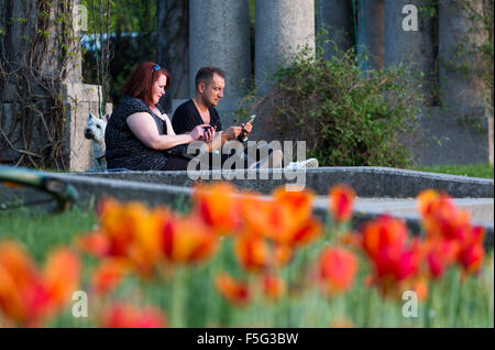Wroclaw, Polen, Menschen im Century Park vor der pergola Stockfoto