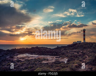 Farbenprächtigen Sonnenuntergang über felsige Küste in Teneriffa. Kanarische Inseln, Spanien Stockfoto