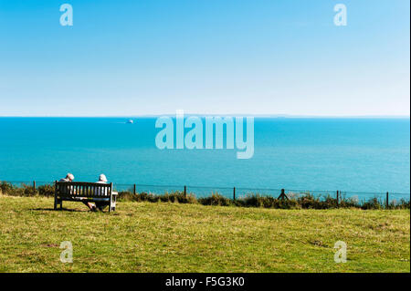Paar die Herbst-Sonne zu genießen. Stockfoto