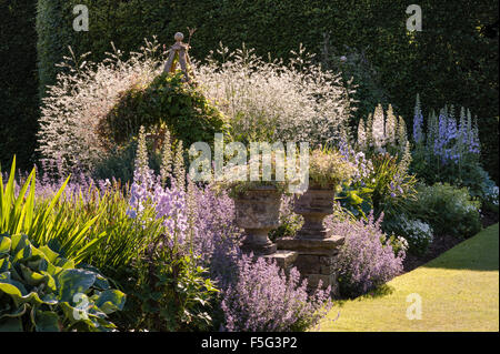 Levens Hall, Cumbria, UK. Eine berühmte topiary Garten. Die gemischte Pastell-Grenzen in der Nähe von Bowling Green, mit Katzenminze und Rittersporn Stockfoto