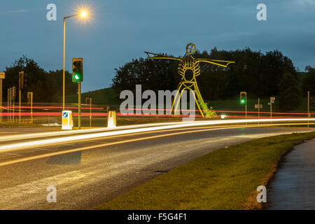 Das Kunstwerk von Colin Spofforth Grüner Mann am Kreisverkehr in Lancashire Stockfoto