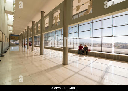 Athen, Griechenland - 26. Oktober 2015: Innenansicht der Eingang des Akropolis-Museums mit Besucherandrang. Stockfoto